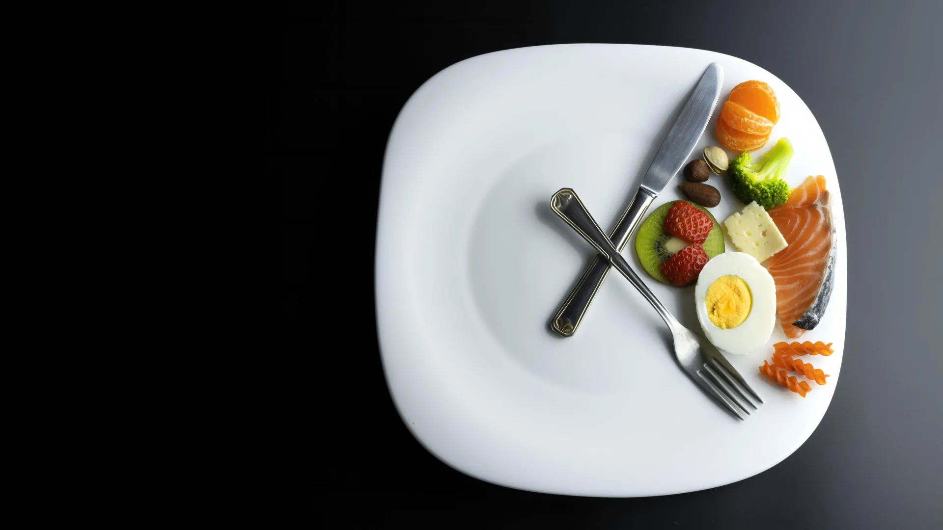 plate fork knife food clock intermittent fasting (1)